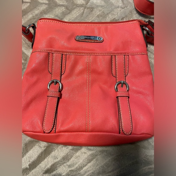 Franco Sarto coral messenger crossbody bag. Lots of inside and outside pockets - Picture 2 of 5